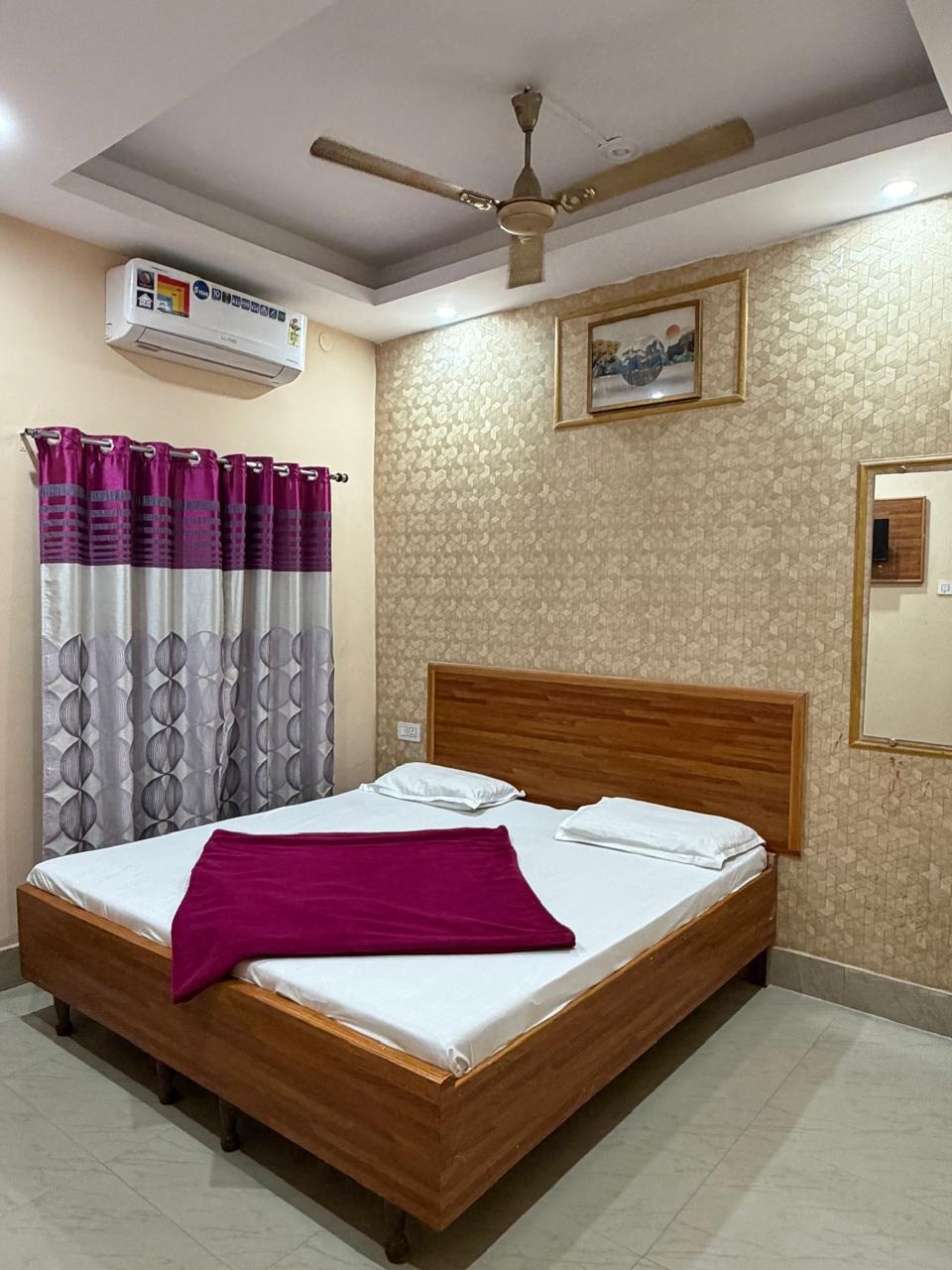 Hotel Golden guest room